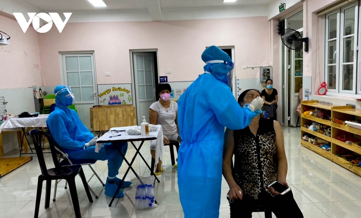 first hanoi residents receive china s vero cell vaccine shot picture 12