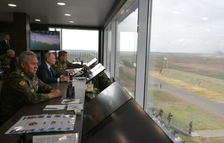 Tổng thống Nga V.Putin theo dõi cuộc tập trận từ đài chỉ huy (Nguồn: Tass)