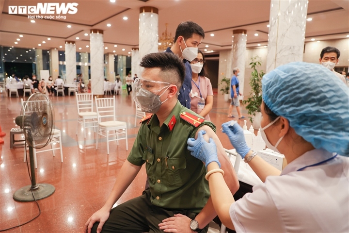 xuyen dem tiem vaccine ngua covid-19 cho nguoi dan ha noi hinh anh 13