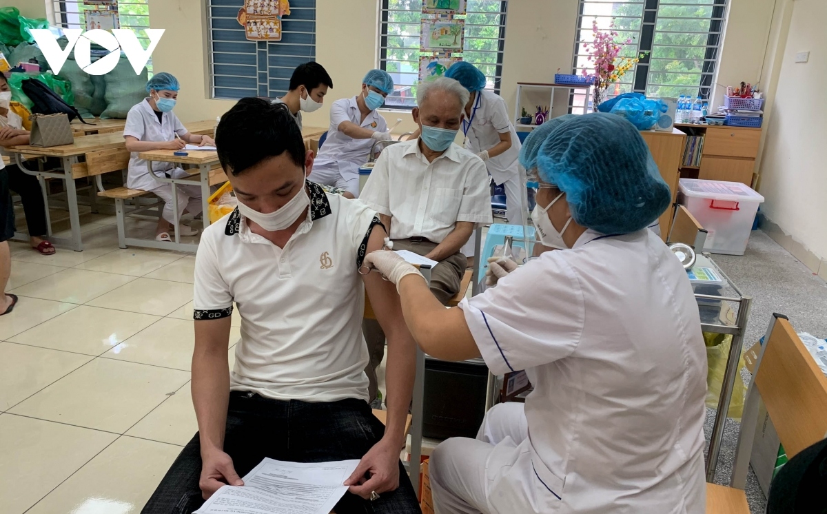 first hanoi residents receive china s vero cell vaccine shot picture 13