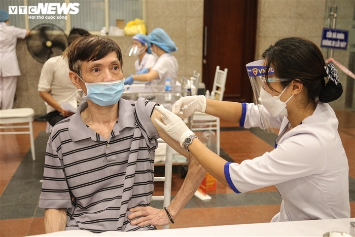 xuyen dem tiem vaccine ngua covid-19 cho nguoi dan ha noi hinh anh 15