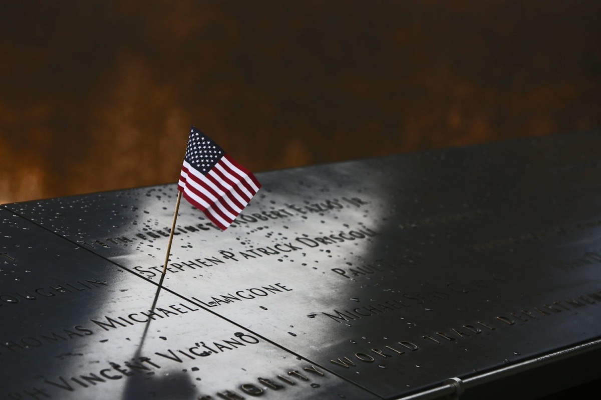 Tên của những nạn nhân thiệt mạng trong vụ khủng bố 11/9 được khắc lên thành của 2 hồ nước từng là nơi Tòa tháp Đôi của Trung tâm Thương mại Thế giới tồn tại. Ảnh: USA Today