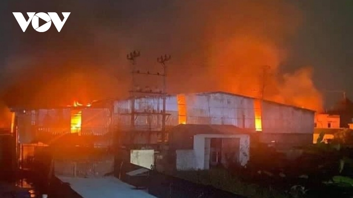 fire destroys paper factory in hai phong picture 1