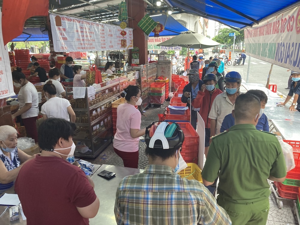 Xếp hàng dài mua bánh trung thu truyền thống ở TP.HCM