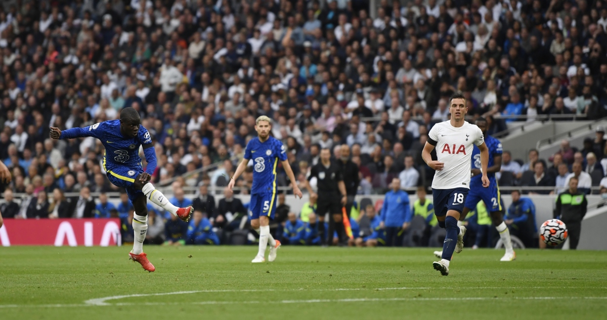 Kante trong tình huống tung ra cú sút uy lực nâng tỷ số lên 2-0 cho Chelsea. (Ảnh: Reuters).