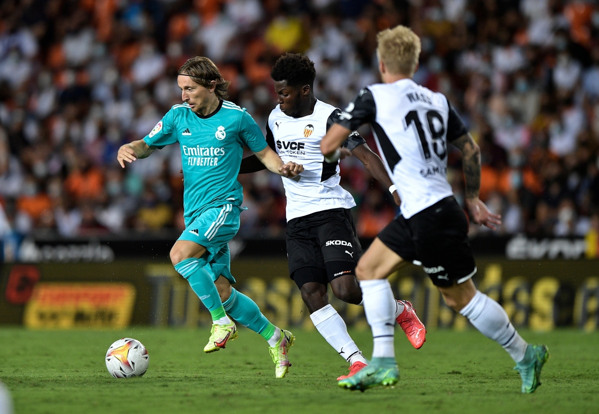 valencia 1-2 real madrid ken ken trang va 2 phut dien ro o mestalla hinh anh 1