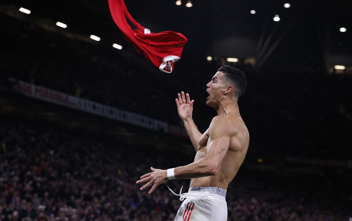 CR7 cởi áo ăn mừng. (Ảnh: Reuters)