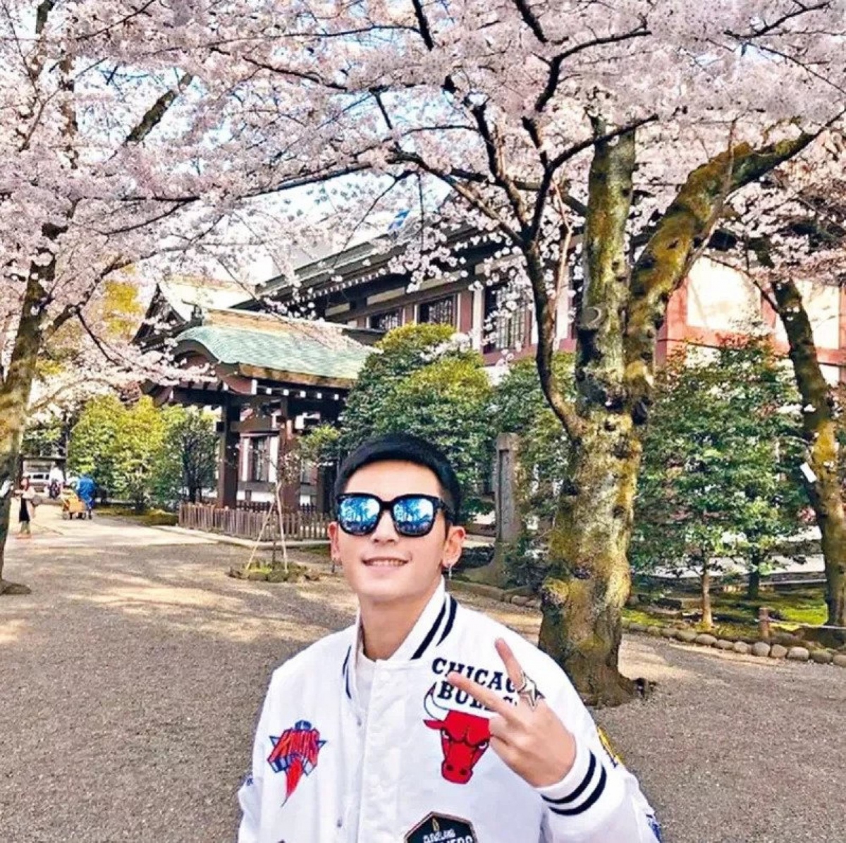 Bức ảnh chụp tại đền Yasukuni năm 2018 khiến Trương Triết Hạn bị loại khỏi làng giải trí. 