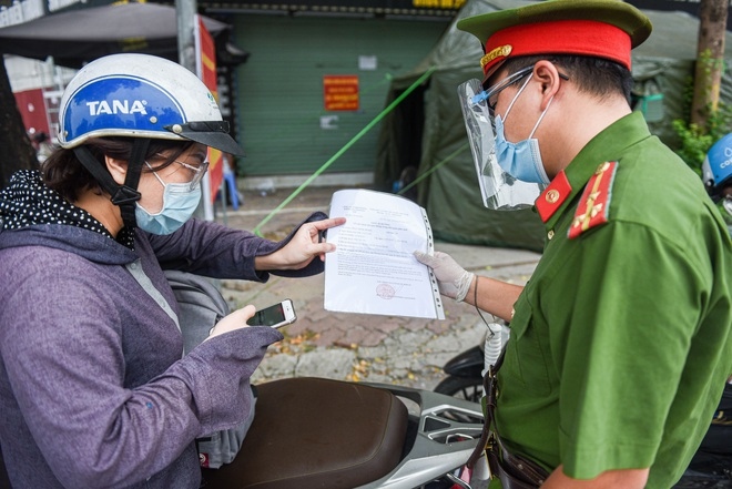 Công an Hà Nội hỏa tốc hướng dẫn cấp giấy đi đường có mã QR. Ảnh minh họa.