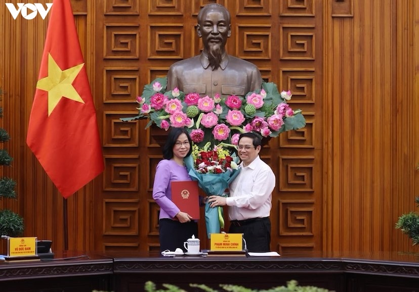 Thủ tướng trao quyết định bổ nhiệm bà Vũ Việt Trang làm Tổng Giám đốc TTXVN. (Ảnh: Giang Phú)