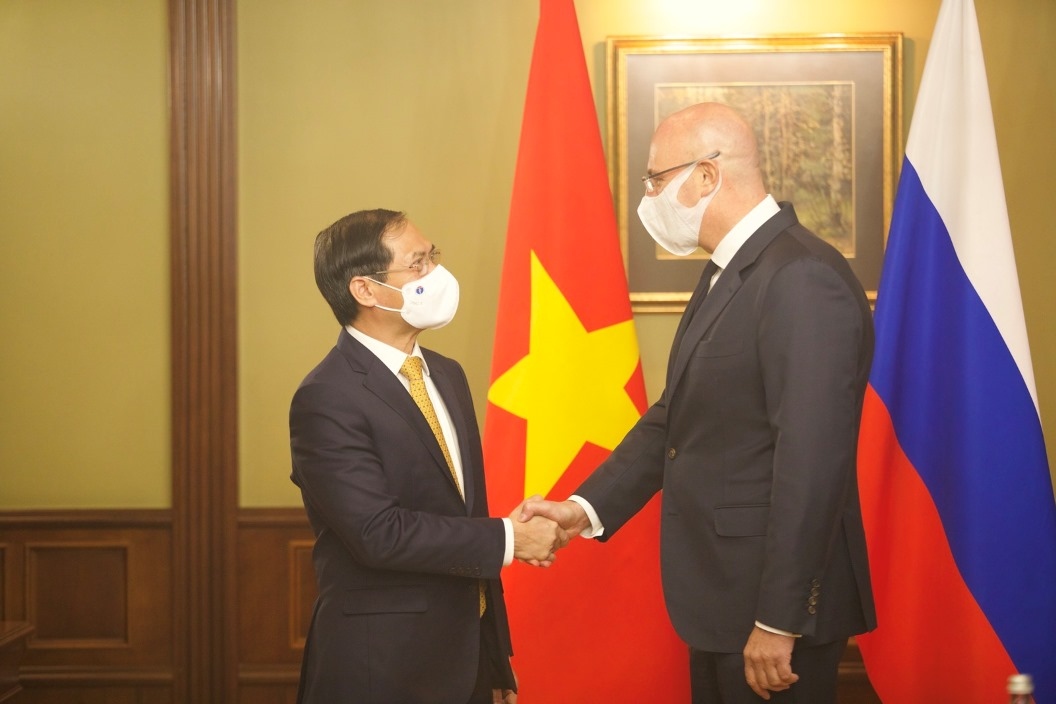 Bộ trưởng Ngoại giao Bùi Thanh Sơn và Phó Thủ tướng Nga D.Chernyshenko