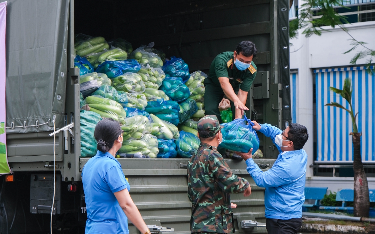 “Chuyến xe yêu thương” mang 18 tấn hàng hóa, rau củ đến với TP.HCM và Bình Dương