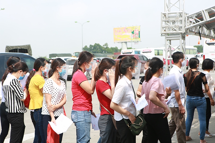 nhiều người dân ra vào hà nội, chốt kiểm soát pháp vân - cầu giẽ ùn ứ hình ảnh 2 nhieu nguoi dan ra vao ha noi, chot kiem soat phap van - cau gie un u hinh anh 2