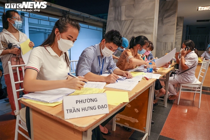 xuyen dem tiem vaccine ngua covid-19 cho nguoi dan ha noi hinh anh 3