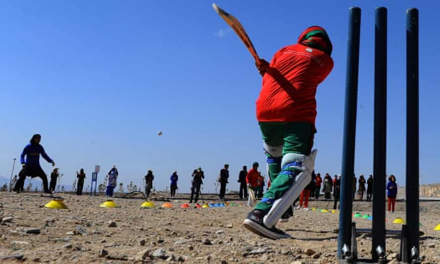 Các nữ sinh Afghanistan chơi cricket trong khuôn viên một trường học ở Herat. Ảnh: Getty Images