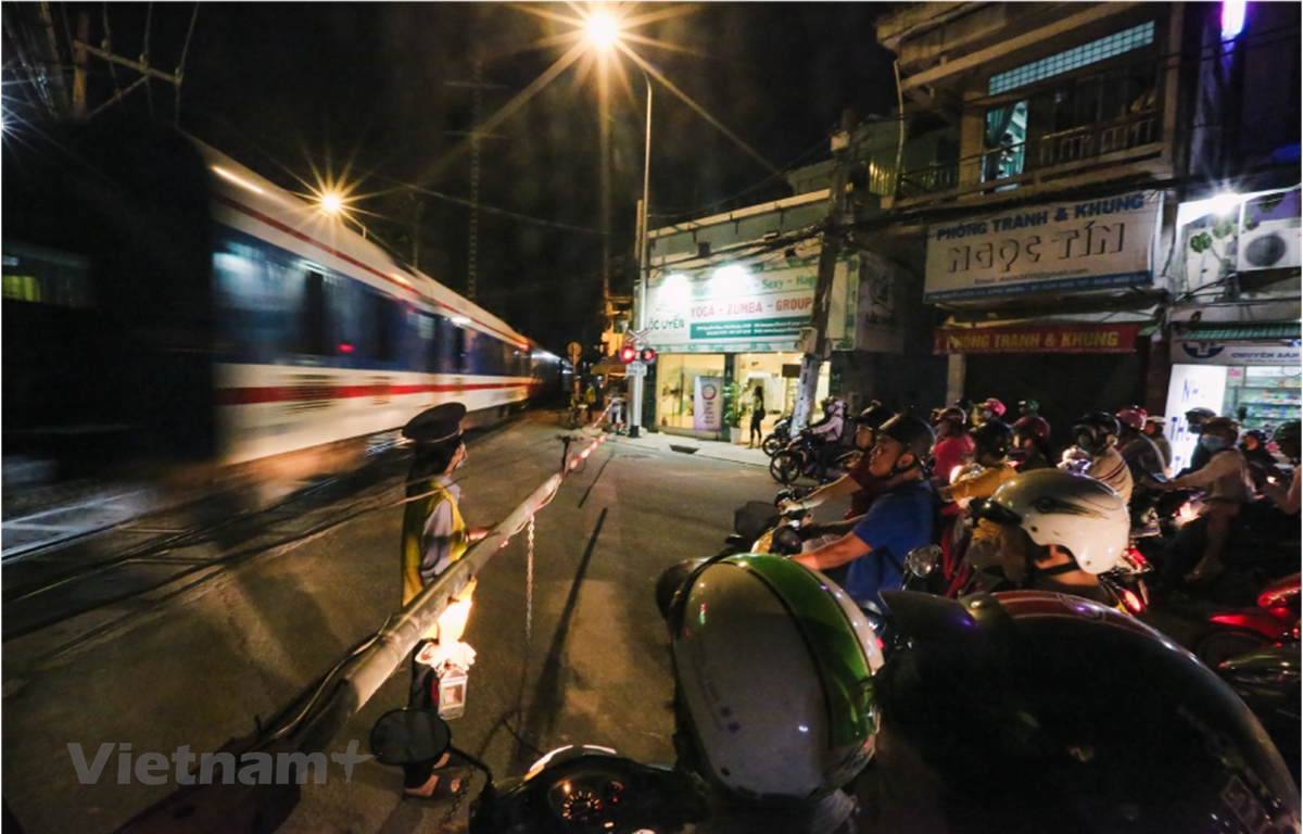 hang nghin nguoi lao dong duong sat khong the tiep can goi ho tro hinh anh 1