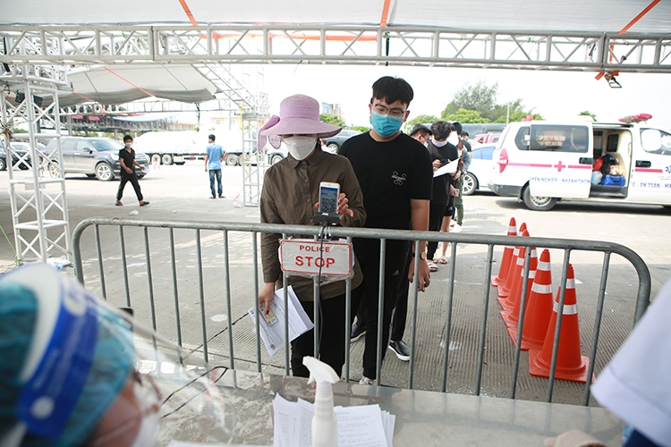 nhiều người dân ra vào hà nội, chốt kiểm soát pháp vân - cầu giẽ ùn ứ hình ảnh 4 nhieu nguoi dan ra vao ha noi, chot kiem soat phap van - cau gie un u hinh anh 4