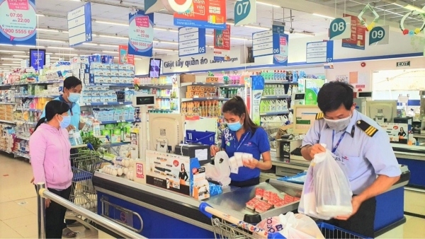 Người dân ở vùng xanh đi mua sắm ở siêu thị (Ảnh do Coopmart cung cấp}