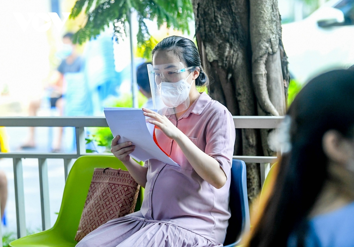 more than 1,000 pregnant women get covid-19 jab in hanoi capital picture 4