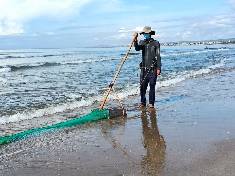 Người dân vùng biển Bình Thuận vất vả mưu sinh trong đại dịch