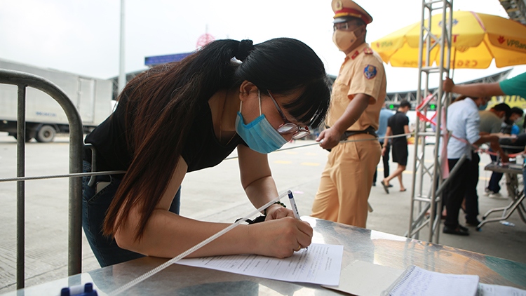 nhieu nguoi dan ra vao ha noi, chot kiem soat phap van - cau gie un u hinh anh 6