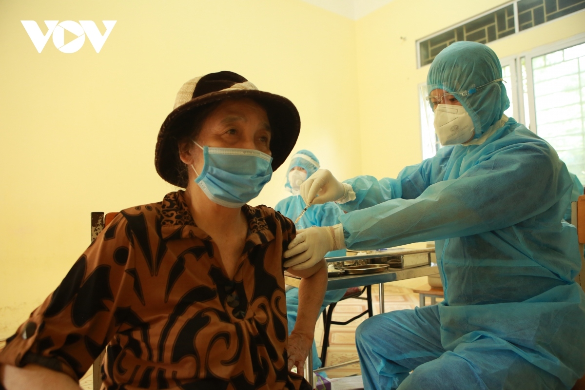 first hanoi residents receive china s vero cell vaccine shot picture 7
