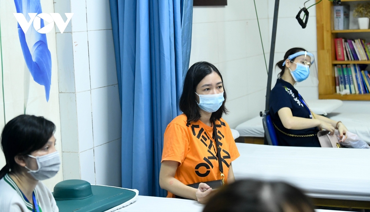 more than 1,000 pregnant women get covid-19 jab in hanoi capital picture 7