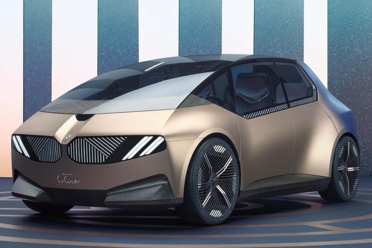 BMW i Vision Circular là một concept xe điện bốn chỗ được tạo nên bằng các đường nét thiết kế cổ điển pha trộn hơi hướng tương lai với lưới tản nhiệt “quả thận” đặc trưng có thể tùy biến để thể hiện nhiều hình họa khác nhau.