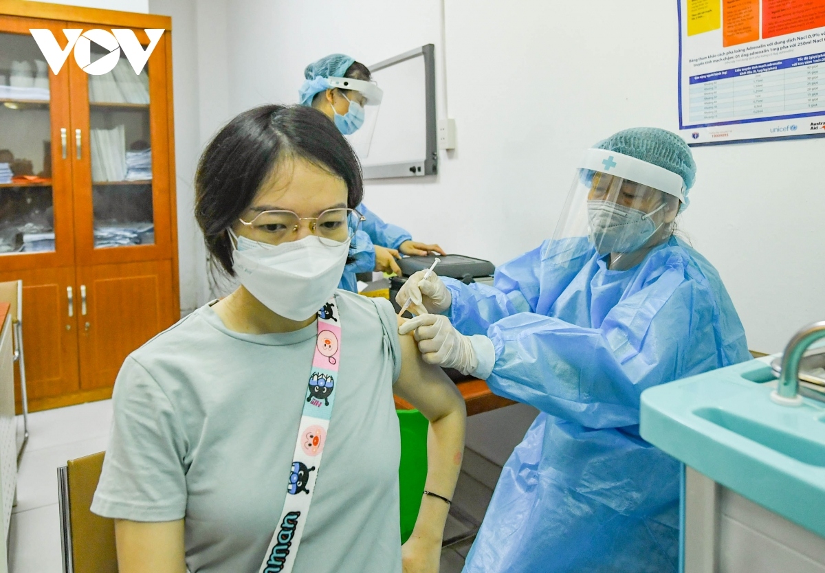 more than 1,000 pregnant women get covid-19 jab in hanoi capital picture 9