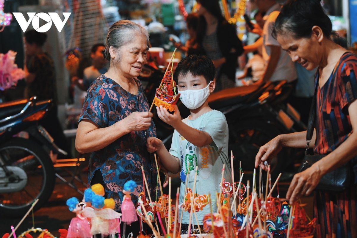 tet trung thu, chanh long nghi toi nhung dua tre vang cha me vi covid-19 hinh anh 3