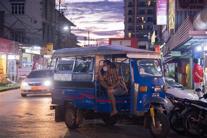 Tài xế xe Tuk-Tuk đeo khẩu trang phòng dịch COVID-19 tại Viêng Chăn, Lào, ngày 21/7/2021. (Ảnh: THX/ TTXVN)