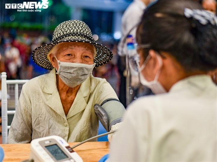 xuyen dem tiem vaccine ngua covid-19 cho nguoi dan ha noi hinh anh 9