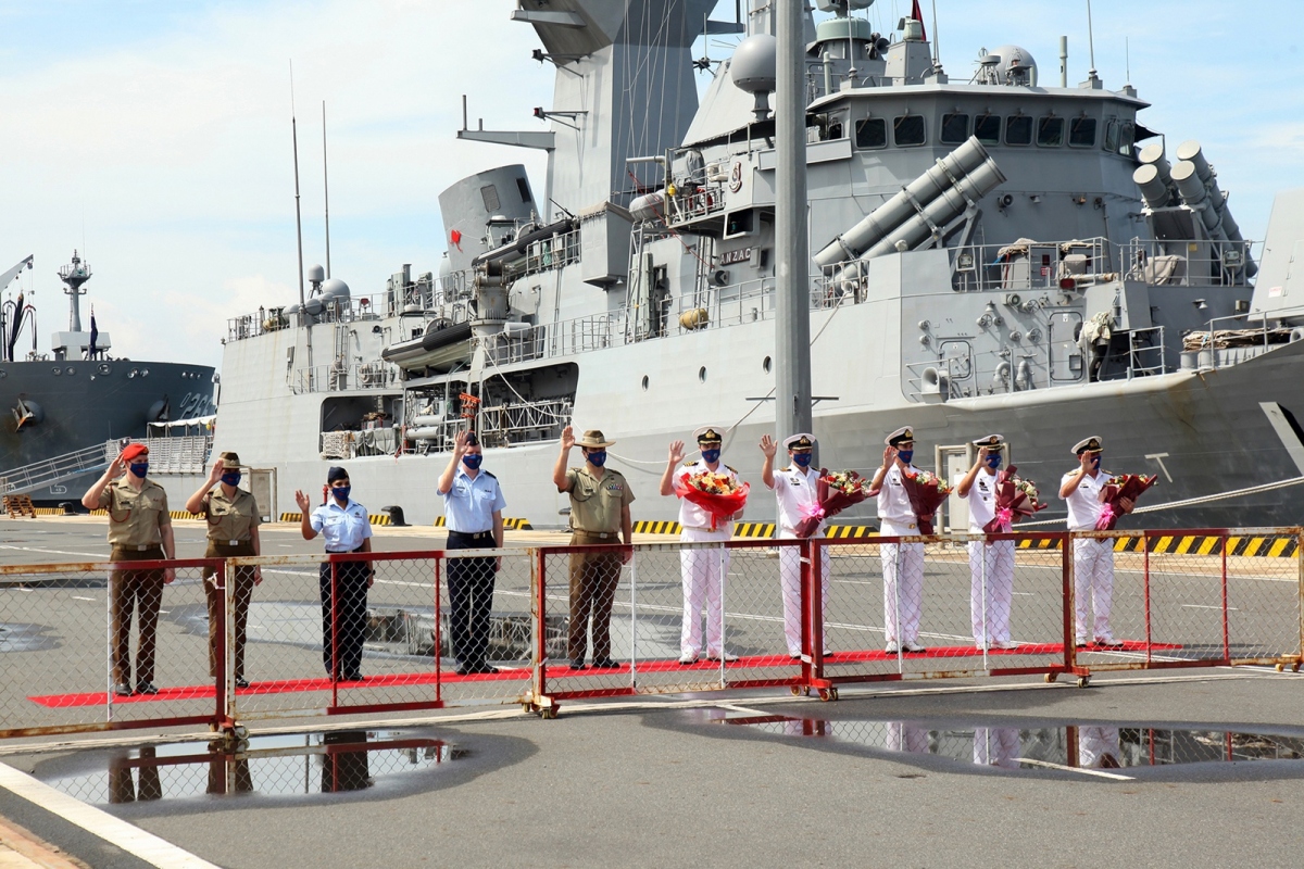 three big australian warships visit vietnam picture 1 three big australian warships visit vietnam picture 1