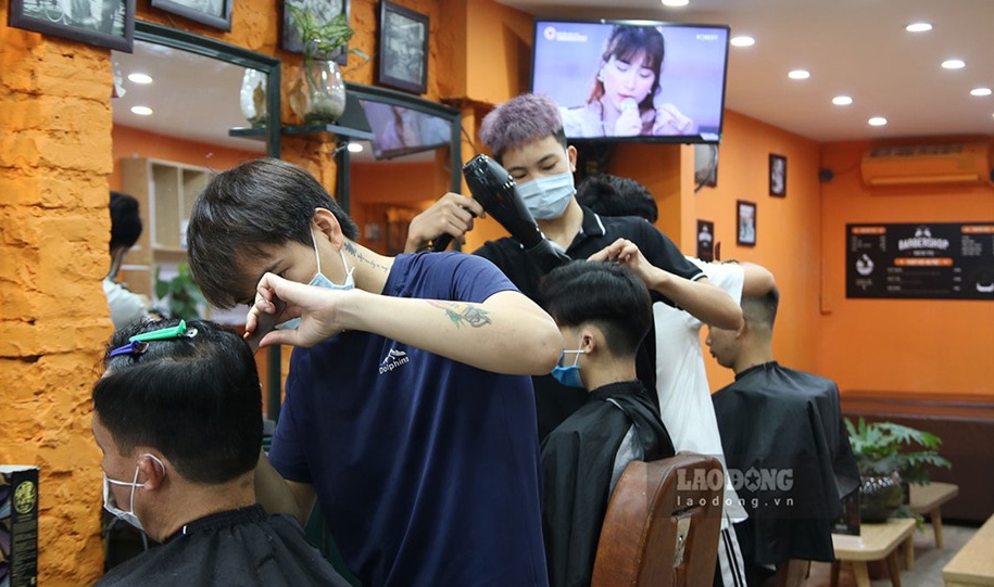 Tiệm cắt tóc gội đầu bình dân tưởng đâu đã chết không ngờ lại có cú lội  thành trend từ GenZ tới dân văn phòng đều tìm đến