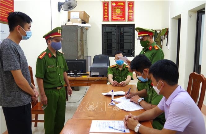 Cơ quan Cảnh sát Điều tra - Công an tỉnh Hà Giang thi hành lệnh bắt tạm giam các đối tượng trong vụ án. Ảnh: TTXVN phát