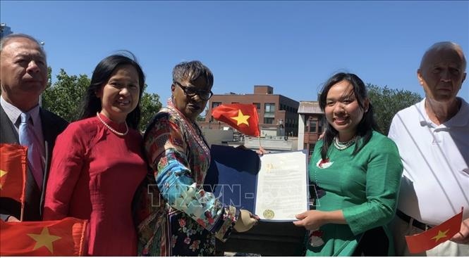vietnamese flag hoisted in new jersey, usa, on national day picture 1