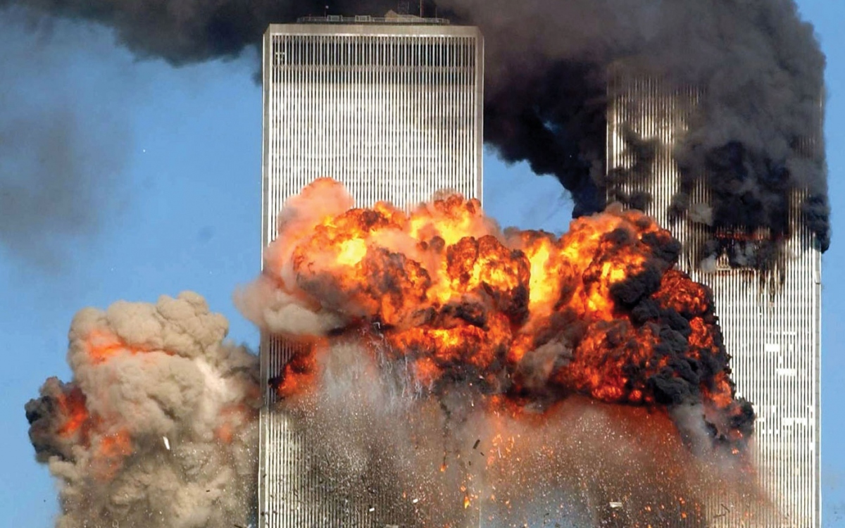 Khủng bố Hồi giáo cực đoan al-Qaeda dùng máy bay đâm vào tòa tháp đôi ở New York (Mỹ) vào ngày 11/9/2001. Ảnh: Britannica.
