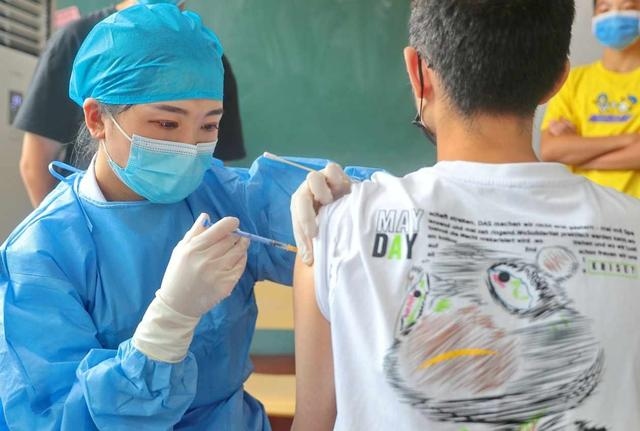 Tiêm vaccine Covid-19 ở Trung Quốc. Ảnh: Thời báo Sức khỏe