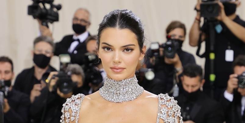 Kendall Jenner đẹp tựa nàng thơ với đầm đính đá gợi cảm