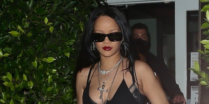 Tỷ phú Rihanna nóng bỏng đi ăn tối cùng gia đình