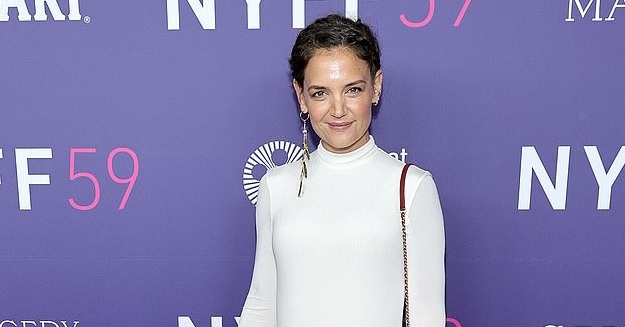 "Mẹ đơn thân" Katie Holmes diện đầm bó khoe dáng thon tại LHP New York