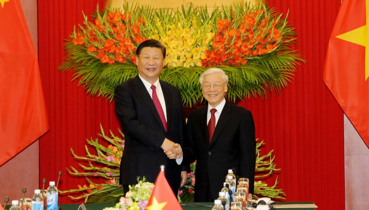 Party General Secretary Nguyen Phu Trong (R) shaking hands with Chinese Party General Secretary and President Xi Jinping during the latter' visit to Vietnam. 