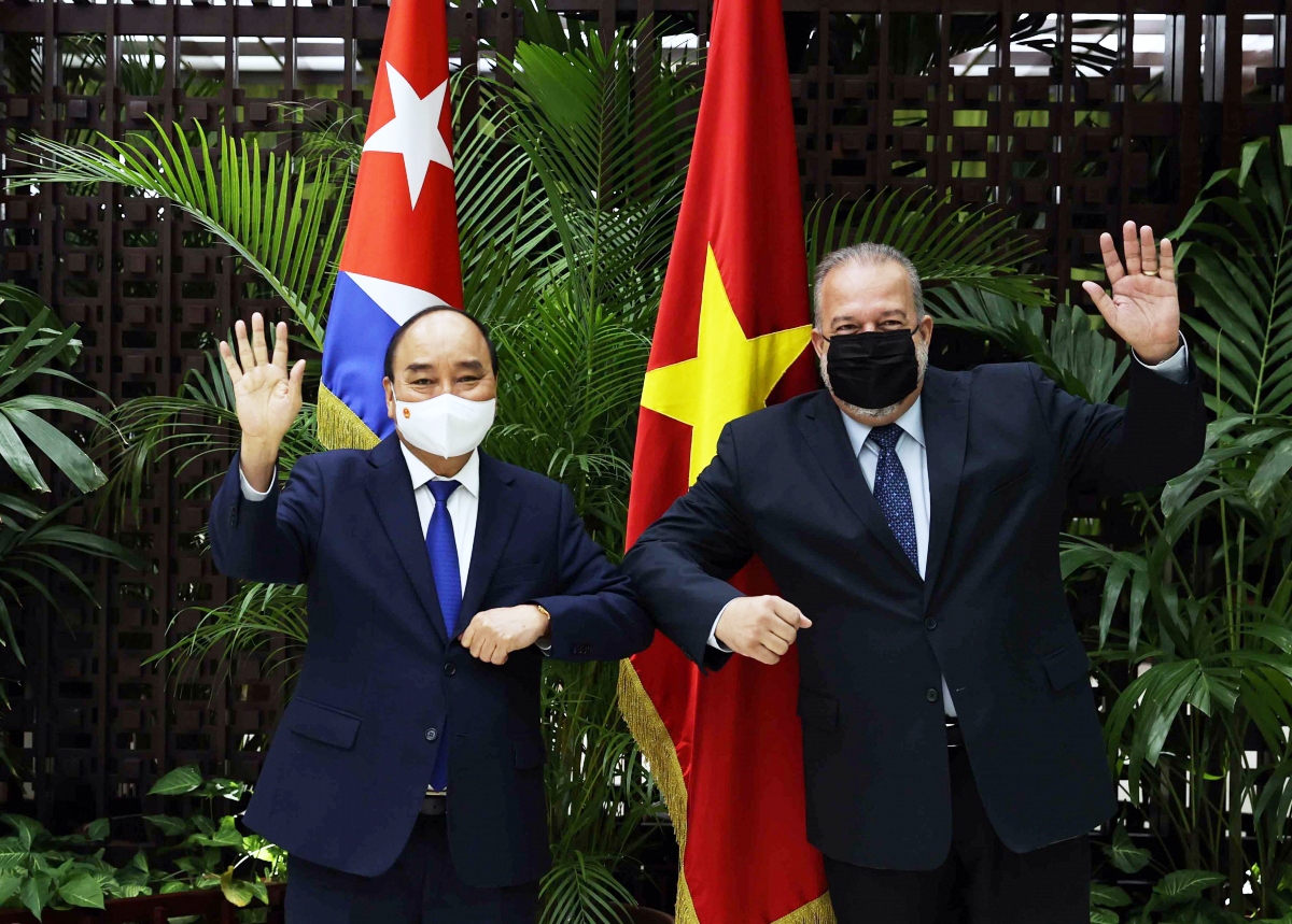 Cuban Prime Minister Manuel Marrero Cruz (R) welcomes Vietnamese State President Nguyen Xuan Phuc in Havana on September 19.