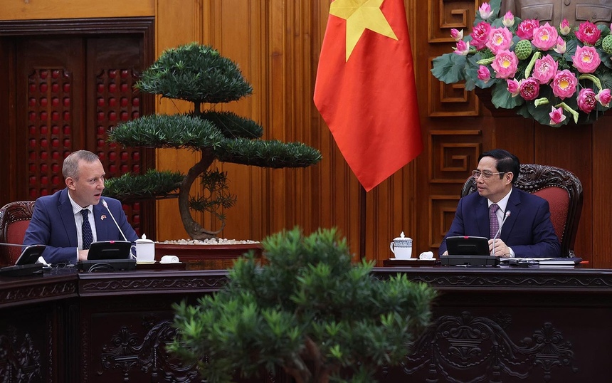 PM Pham Minh Chinh (R) receives UK Ambassador Gareth Ward in Hanoi on September 30.