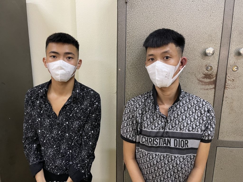 Hai đối tượng Nguyễn Quang Vinh và Tạ Quang Thiền tại cơ quan điều tra.
