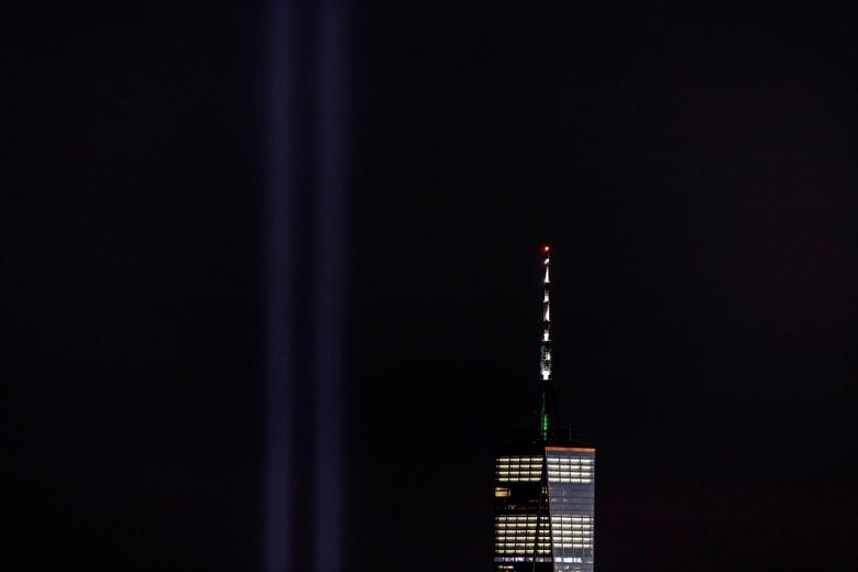 Tribute in Light - một tác phẩm nghệ thuật bao gồm 88 đèn rọi thẳng đứng được bố trí thành hai cột ánh sáng tượng trưng cho Tòa tháp Đôi, được tạo ra để tưởng nhớ các nạn nhân vụ tấn công ngày 11/9. Ảnh chụp ngày 10/9/2021.