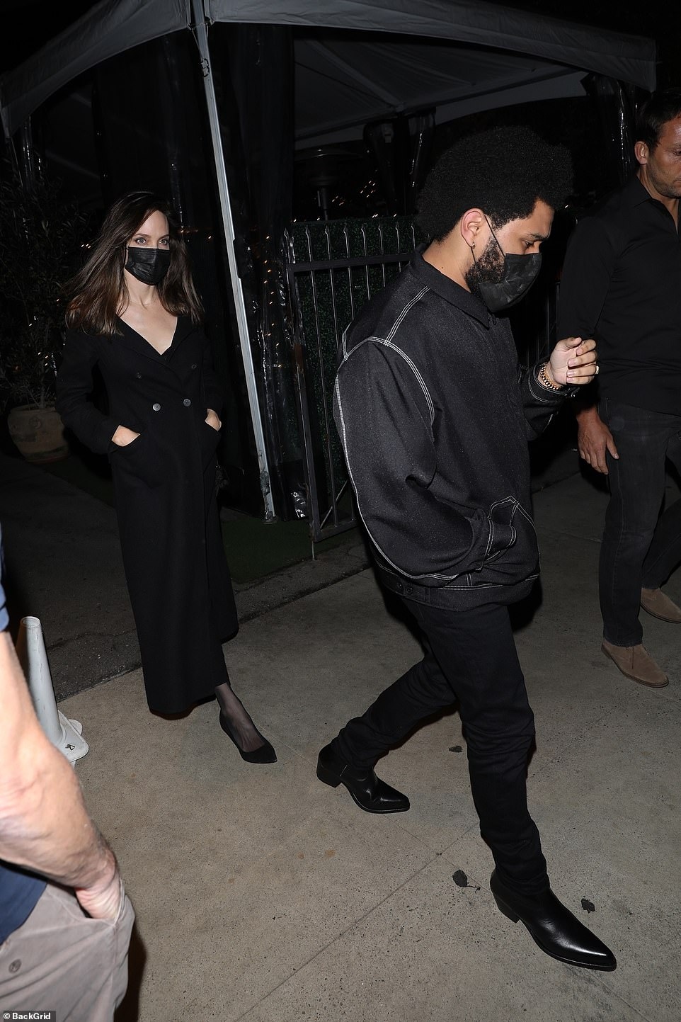 angelina jolie hen ho an toi cung the weeknd hinh anh 2