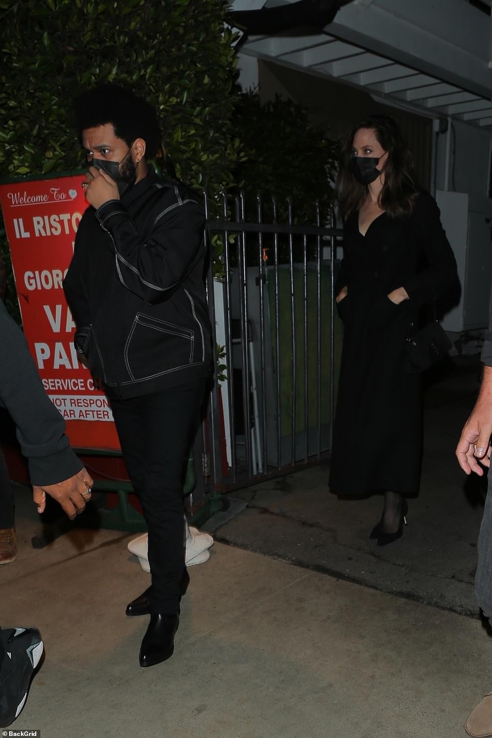 angelina jolie hen ho an toi cung the weeknd hinh anh 1