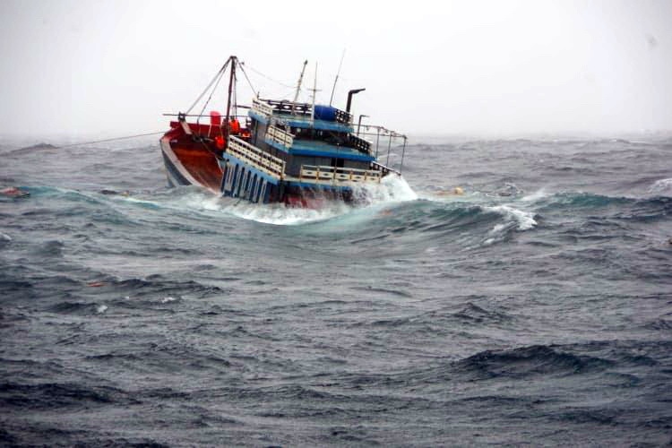 Tàu Cảnh sát biển đưa ngư dân, thuyền viên gặp nạn trong bão số 5 ...