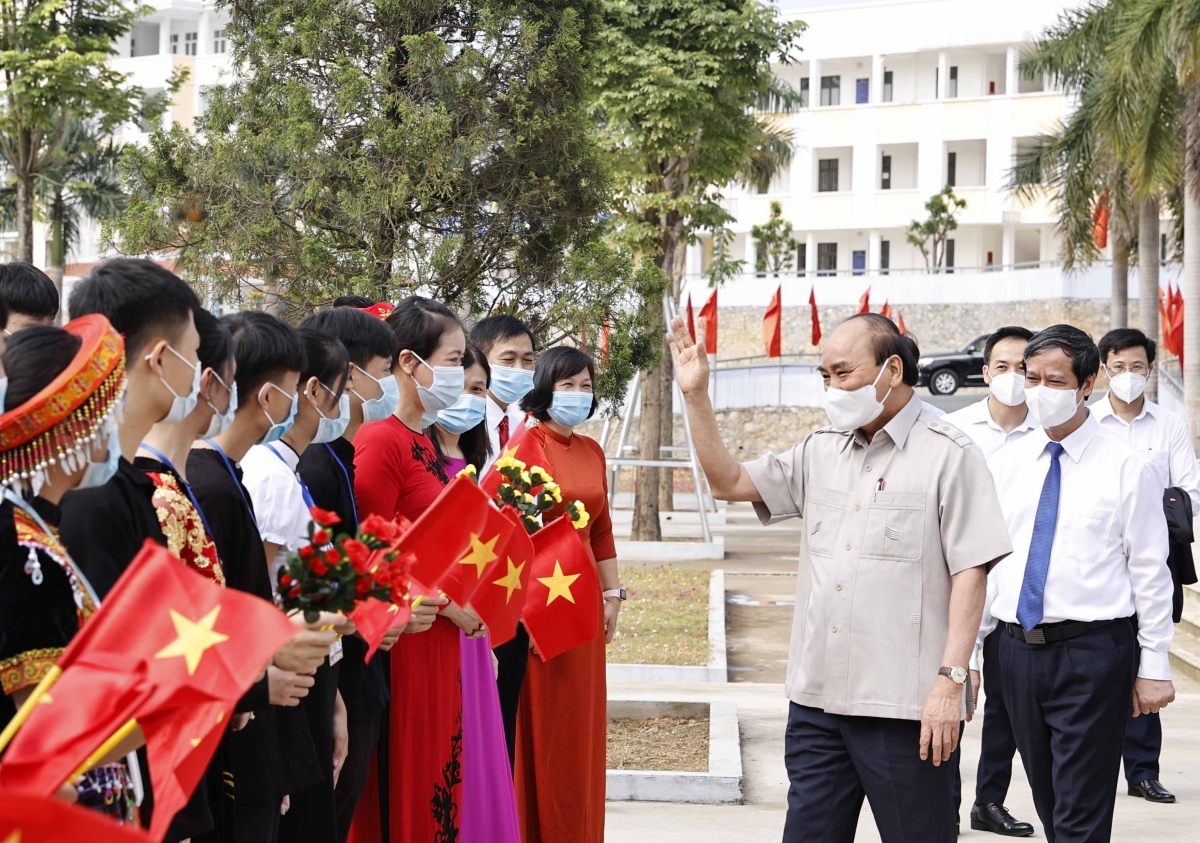 Chủ tịch nước Nguyễn Xuân Phúc đã dự Lễ khai giảng năm học mới tại Trường Phổ thông Dân tộc nội trú Trung học phổ thông tỉnh Yên Bái.